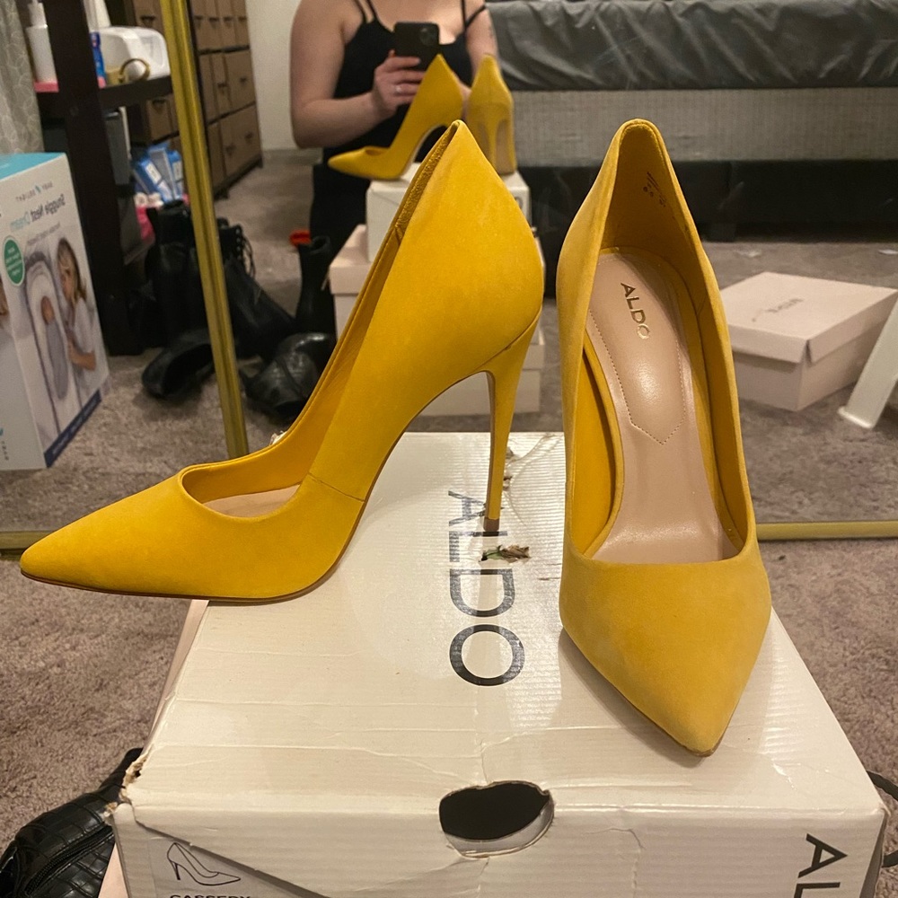 Mustard yellow ALDO pumps. Size 6.5